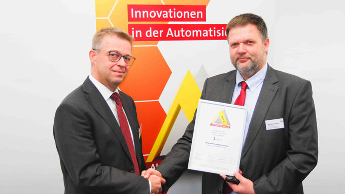 Michael Corban, Chefredakteur der Fachzeitschrift Elektro Automation gratuliert Oliver Merget zum zweiten Platz für ARGEE